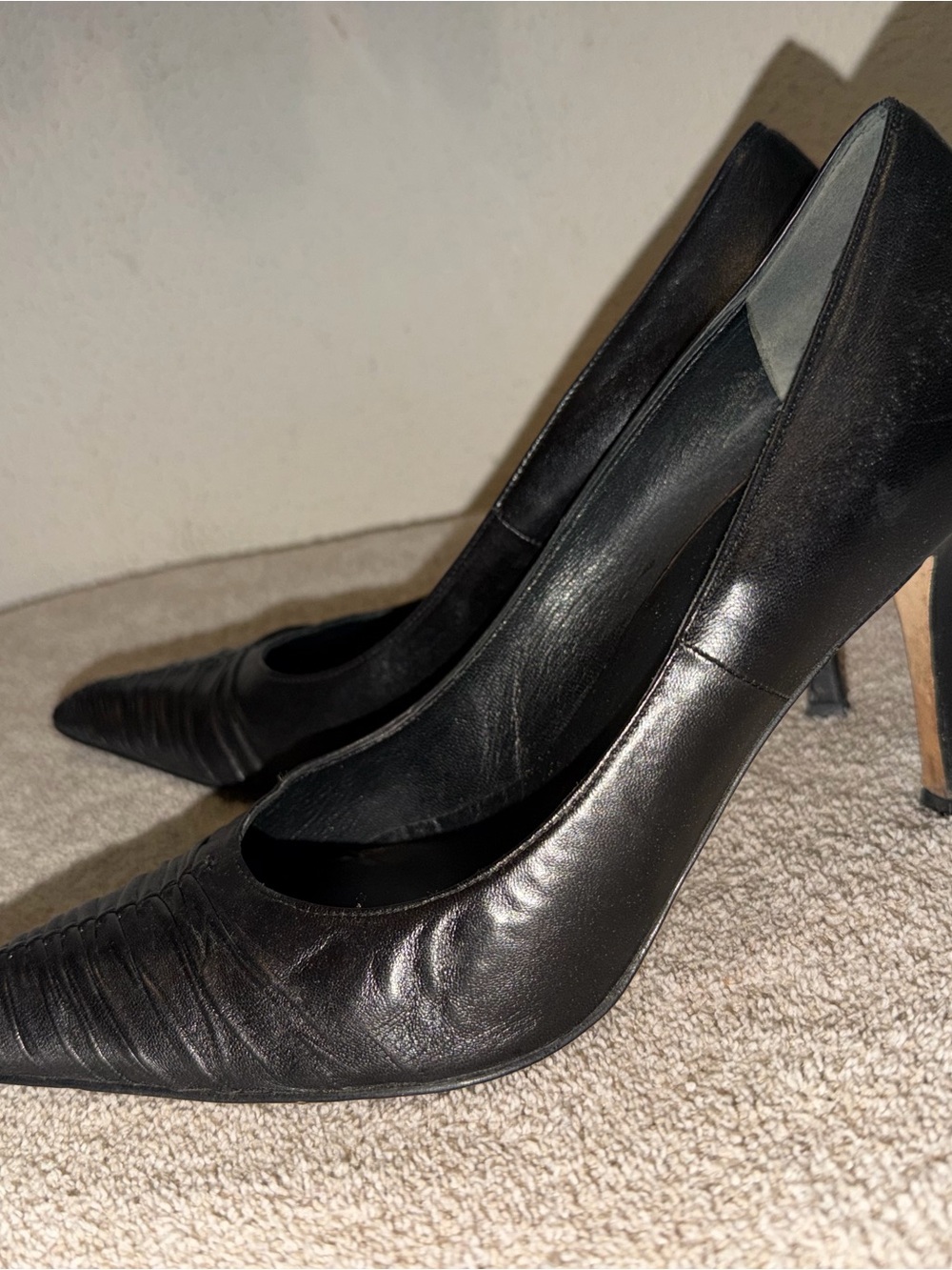Manolo Blahnik Black Pointed Ruched Leather Pumps - Picture 4 of 6